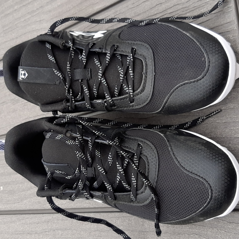 NWOT under armor softball cleats!!!